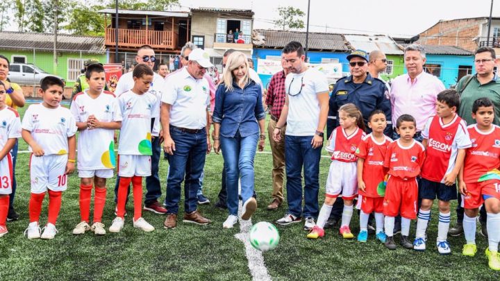 Gobernadora del Valle entregó cancha sintética de fútbol 11 en corregimiento Borrero Ayerbe, en Dagua