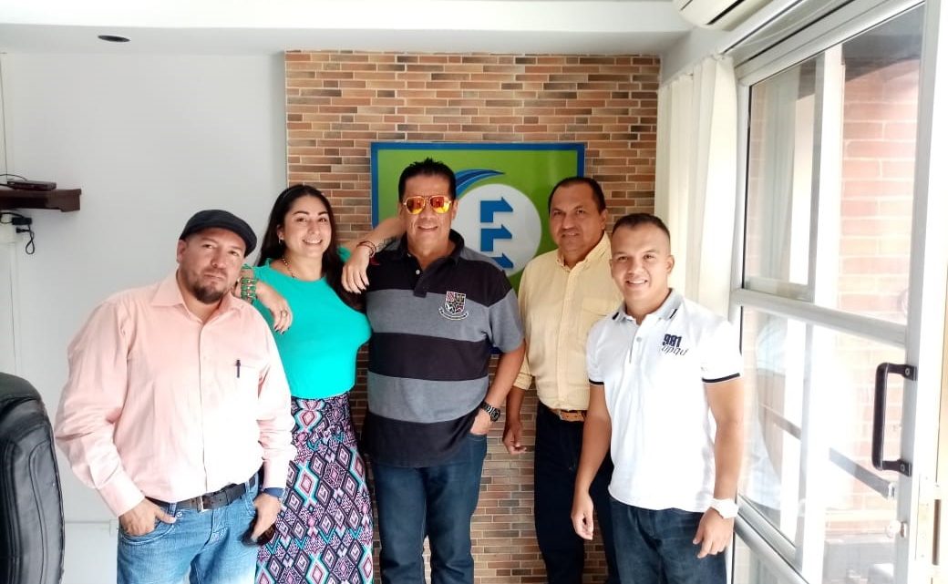 Johnny Romero, narrador y director de Deportes en Ecos del Combeima, con el Tolima
