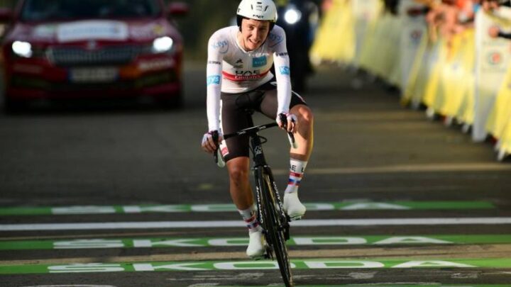 Pogačar le dio un giro al Tour de Francia y está a un paso de la gloria en París