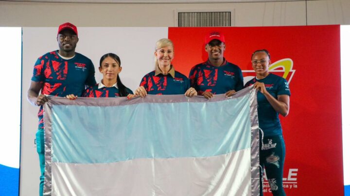 Gobernadora entregó la bandera del Valle a los atletas departamentales que irán a los Olímpicos de París